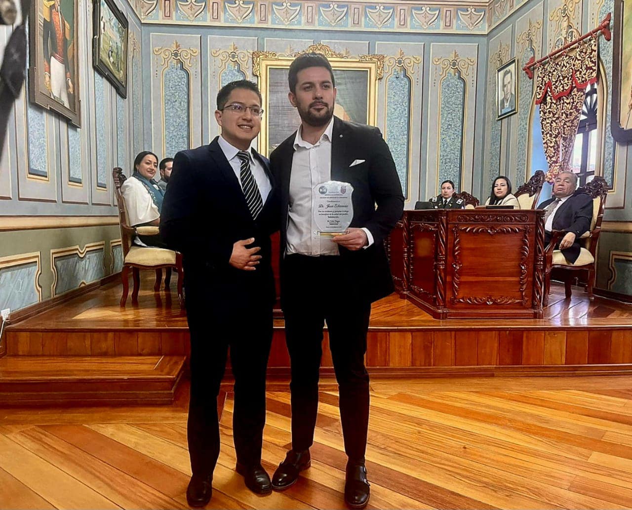 Entrante. Juan Sebastián Echeverría Penagos (derecha) fue designado en marzo de 2024 como el nuevo gobernador de la provincia de Imbabura. (Foto tomada de redes sociales)