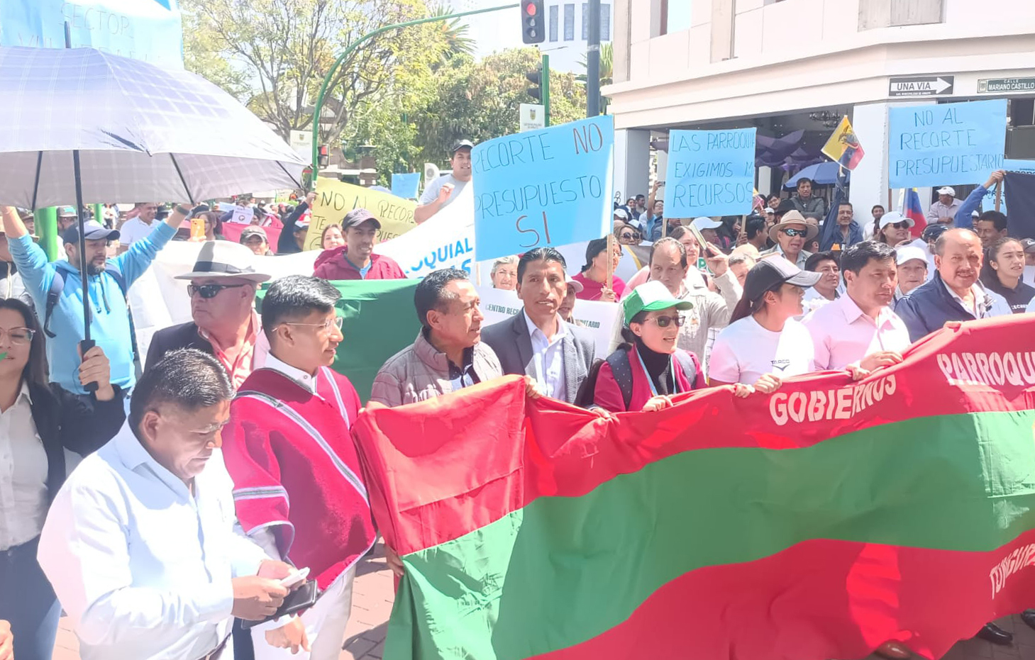Durante la marcha los representantes de los 44 gobiernos parroquiales de Tungurahua dieron a conocer su malestar por las medidas tomadas por el Gobierno Nacional.