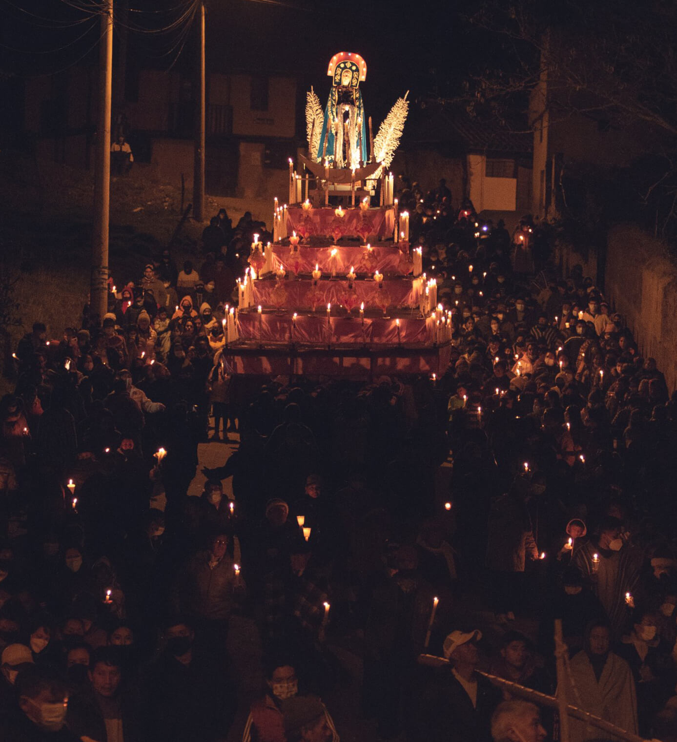 Cientos de personas son parte de esta procesión que se desarrolla el Viernes Santo.