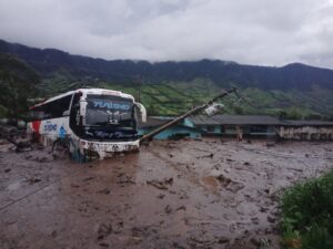 15 familias damnificadas tras deslave en El Carmelo