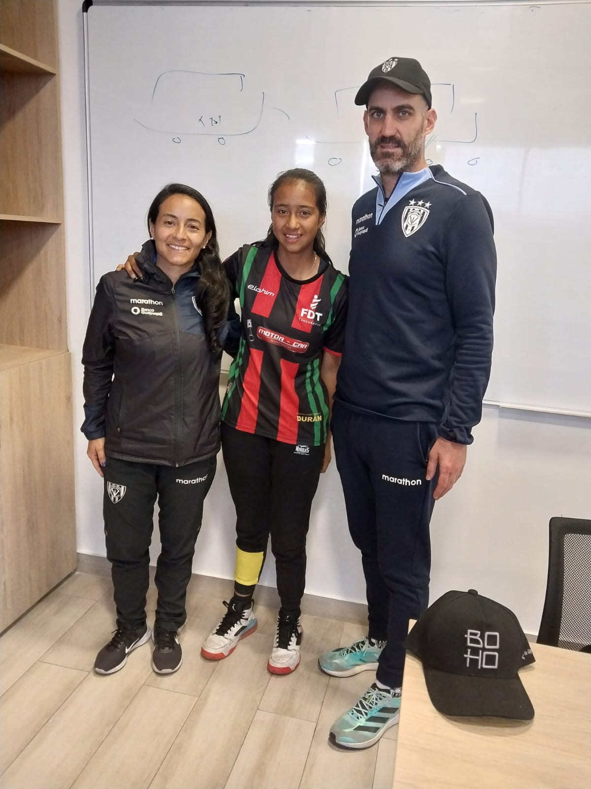 La futbolista Stephanie Moreno (centro) junto a los entrenadores de Independiente del Valle. 