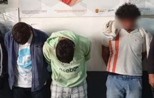 Policía detiene a tres personas involucradas en el robo de un carro en Ambato