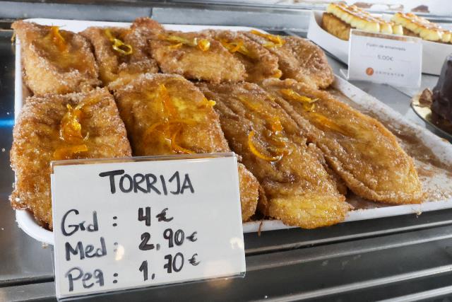 La pastelería 'Formentor' de Madrid ostenta el premio a la mejor torrija tradicional de 2024. (EFE/Fernando Alvarado)