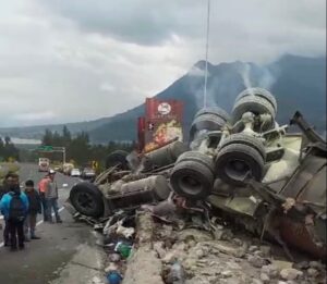 Un tanquero con combustible se volcó en Otavalo