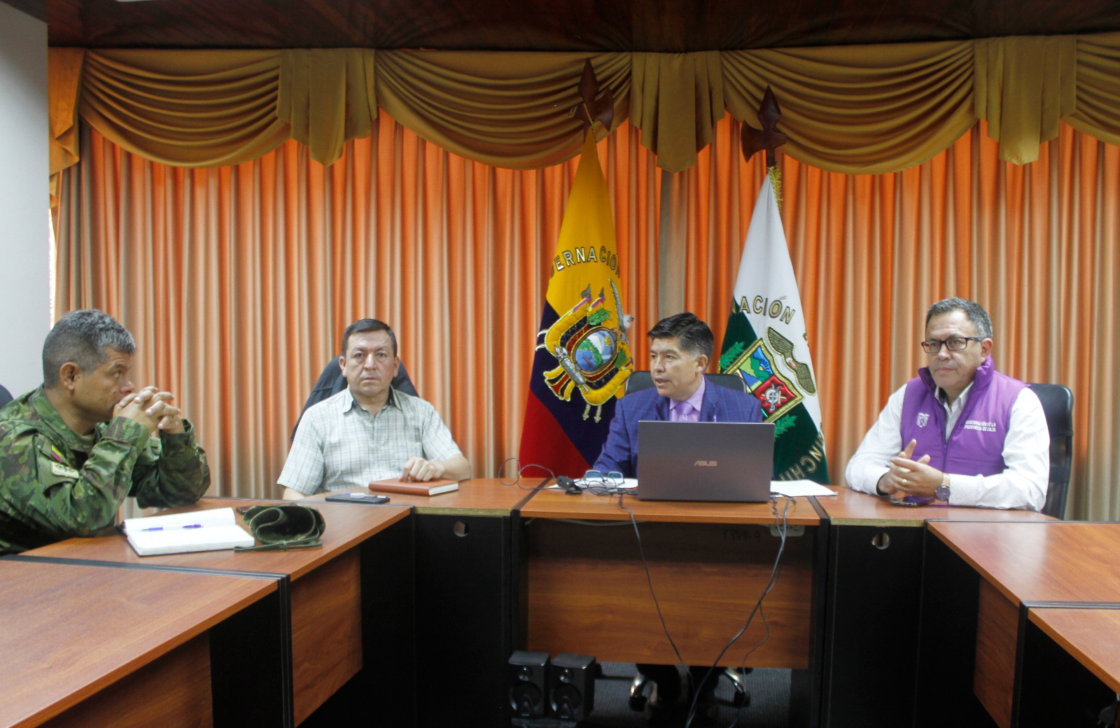 UNIÓN. Gobernadores se reúnen junto a autoridades policiales y militares para coordinar acciones en materia de seguridad en la región amazónica.