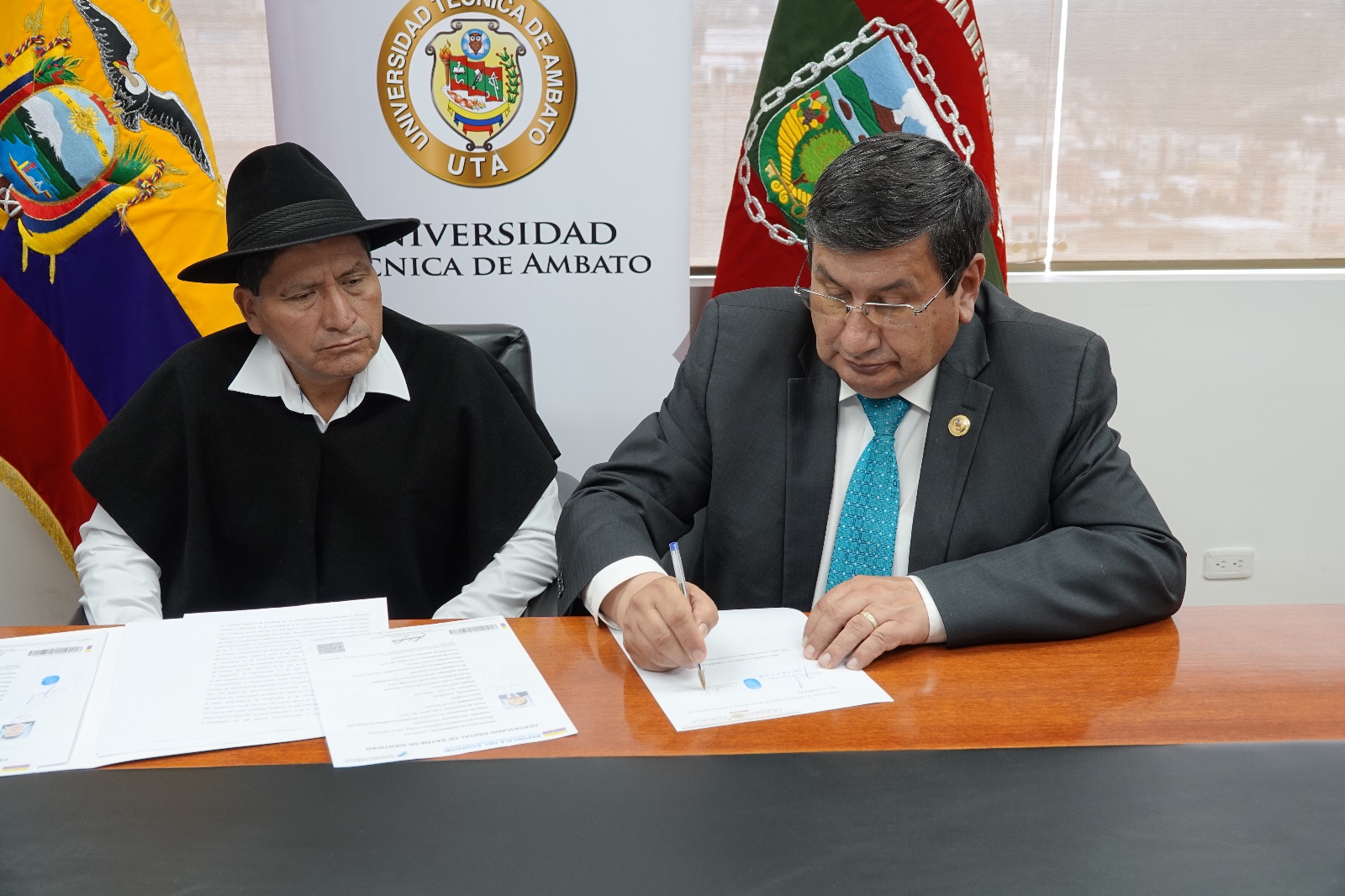 Manuel Caizabanda, prefecto de Tungurahua y Galo Naranjo, rector de la UTA firmaron el convenio,
