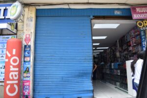 Delincuentes rompen la puerta de un almacén con una camioneta para robar