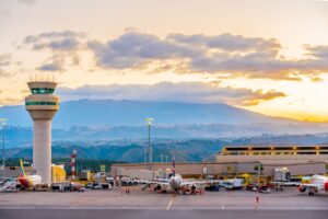 Aeropuerto de Quito mantiene su funcionamiento ante el decreto de suspensión laboral