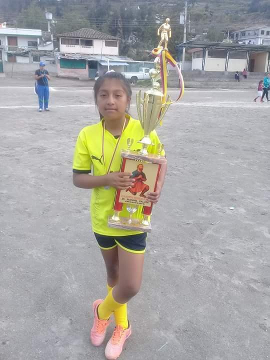 . Desde muy pequeña Xiomara Zambrano demostró sus habilidades en las ligas de fútbol de Picaihua. 