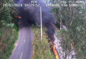 Bomberos de Quito controlaron incendio registrado en la Av. Simón Bolívar tras volcamiento de un tanquero