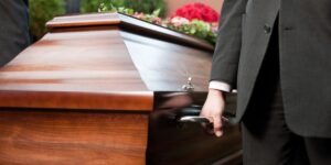 ¿Qué es el auxilio funerario del IESS y qué cubre ante la muerte de un afiliado o pensionista?