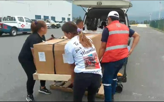 ARRIBO. El cuerpo de Isabel Chamba llegó al aeropuerto de Quito.