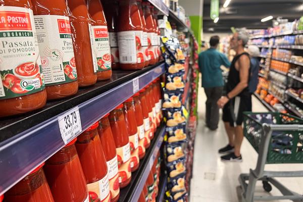 ECONOMÍA. Clientes compran en un supermercado, en São Paulo (Brasil), en una fotografía de archivo. EFE