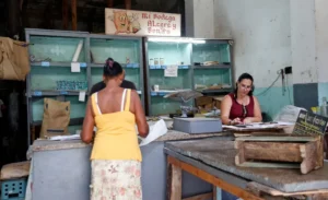 Escasez de productos básicos y aumentos de precios golpean a los cubanos