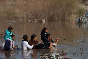Entrega de agua de EE.UU. a México por el río Bravo es otro riesgo para migrantes