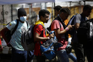 Diáspora. Migrantes de origen venezolano esperan en un refugio temporal de Ciudad de Panamá. EFE