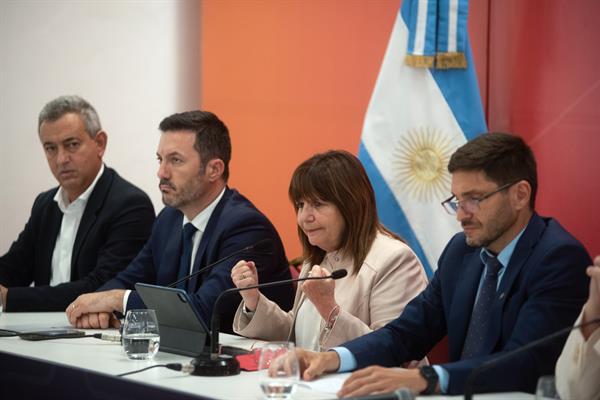AUTORIDAD. La ministra de Seguridad argentina, Patricia Bullrich (c).