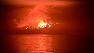 El volcán La Cumbre erupciona en la Isla Fernandina