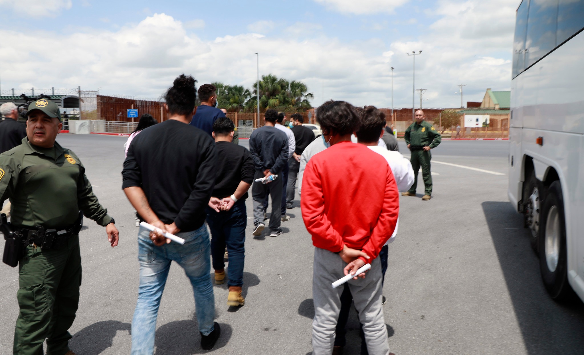 Los migrantes son detenidos por autoridades de Estados Unidos.