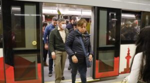 Metro de Quito: Las placas de Santiago Guarderas y Mauricio Rodas fueron retiradas