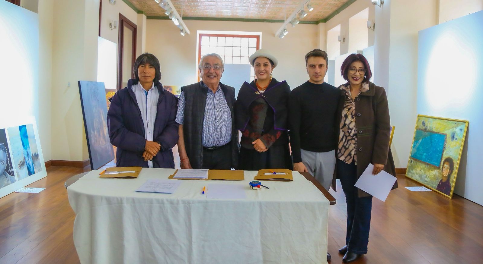 La alcaldesa Diana Caiza se reunió con el jurado calificador del Salón de Pintura Luis A. Martínez.