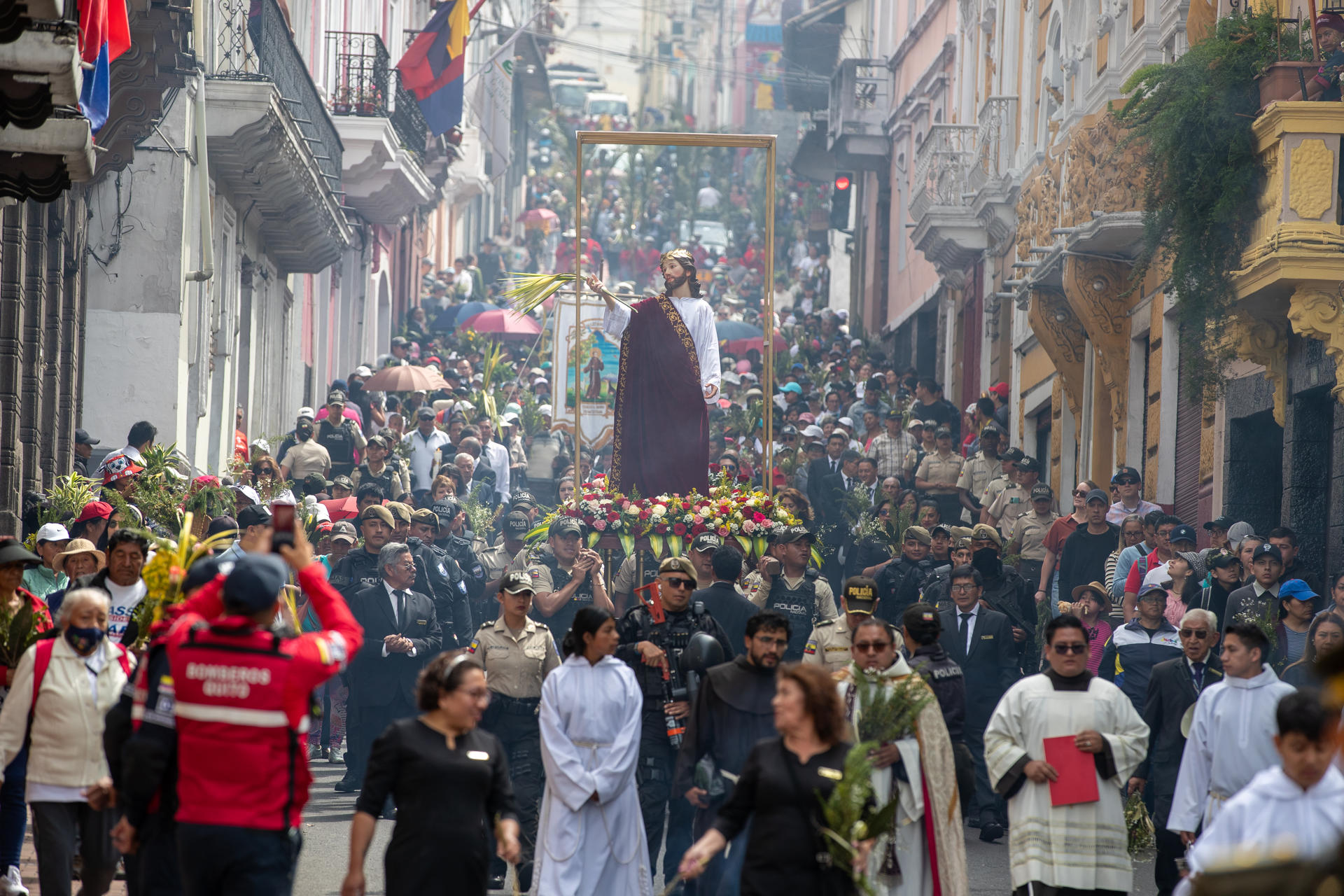 Todo listo para el tradicional Arrastre de Caudas y la procesión 'Jesús del Gran Poder'. Foto: EFE
