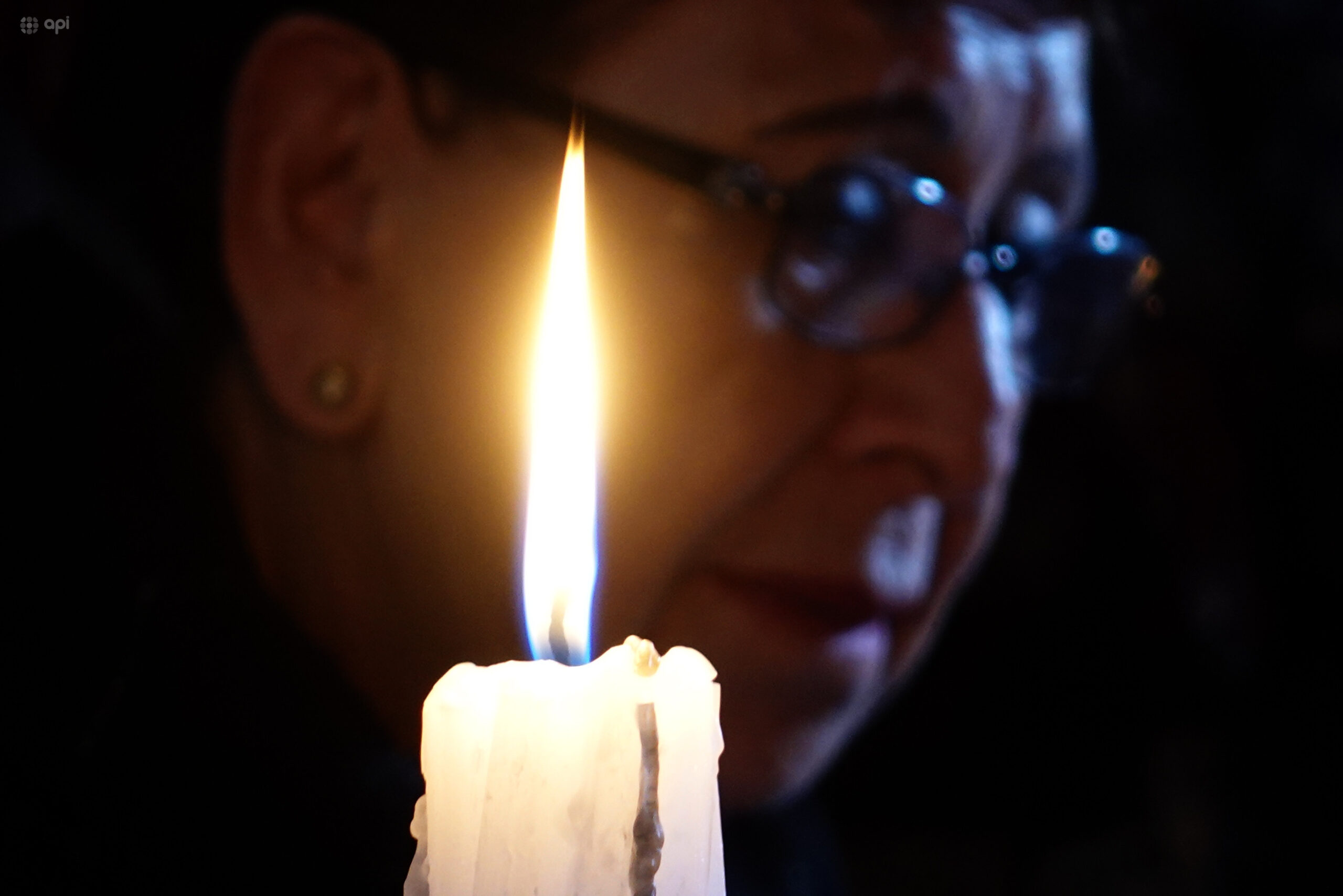 ELECTRICIDAD. Pérdidas millonarias se registran en Quito por día. La gente usa velas para iluminarse.
