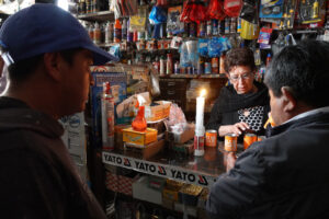 Ajustarse el cinturón, evitar el sobreendeudamiento y ponerse en modo supervivencia financiera: crisis eléctrica en Ecuador