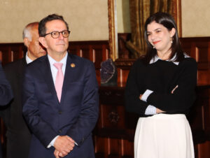 Presidente Noboa firma decreto 251 designando secretaria de Comunicación a Irene Vélez