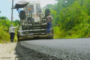 4.7 kilómetros son asfaltados por la prefectura en la vía Tonsupa-Taseche en Atacames