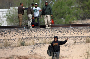 Migrantes denuncian operativos ‘inhumanos’ en desierto de México
