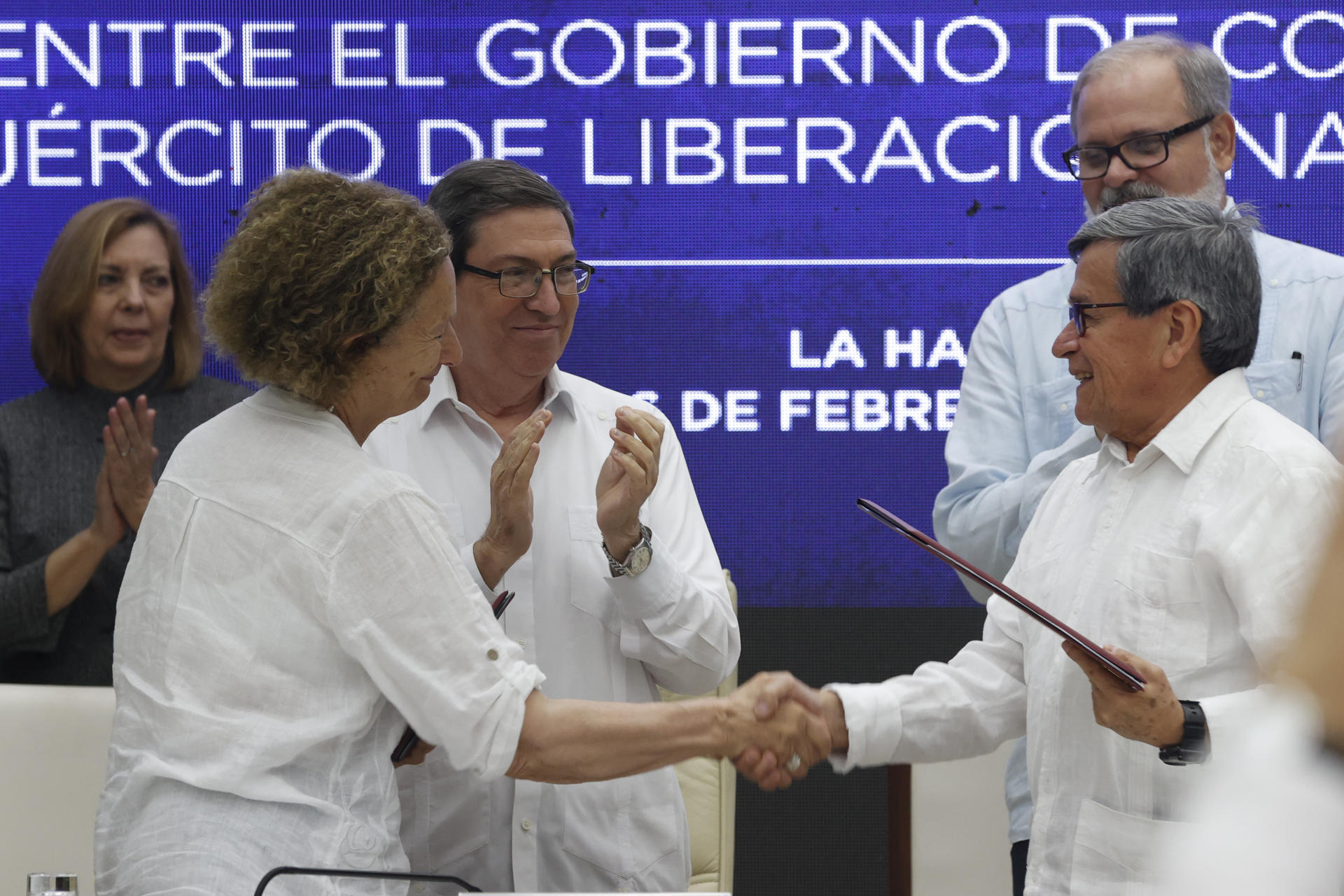 DELEGADOS. Pablo Beltrán (d), jefe negociador del ELN; Vera Grabe (i), jefa del equipo de negociación del Gobierno de Colombia. EFE/