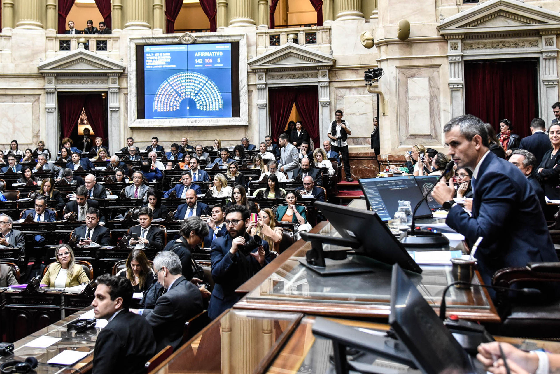 ACTO. El presidente de la Cámara de Diputados de Argentina, Martín Menem, anuncia el resultado de la votación. EFE