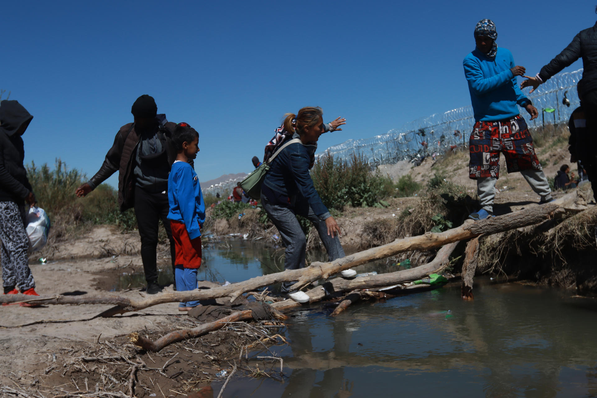CRISIS. Migrantes cruzan el Río Bravo en la frontera que divide a México de EE.UU. EFE