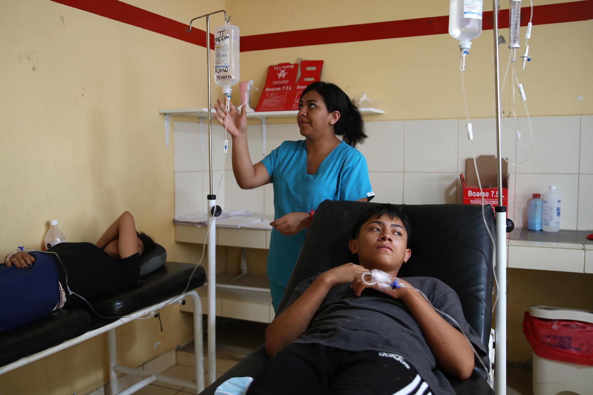 SALUD. pacientes con dengue que reciben tratamiento en el establecimiento de salud de Catacaos, departamento de Piura (Perú). EFE