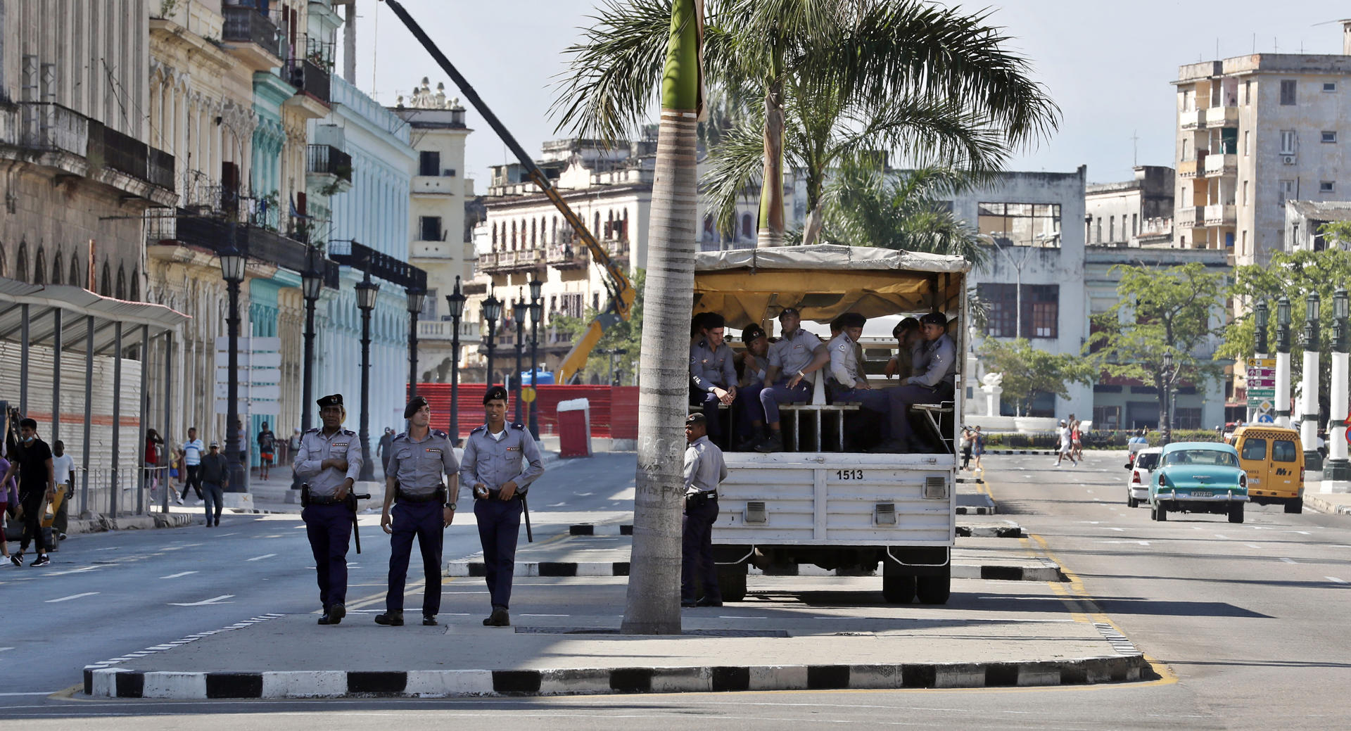 CONTROL. Policías vigilan una calle en La Habana (Cuba), en una fotografía de archivo. EFE