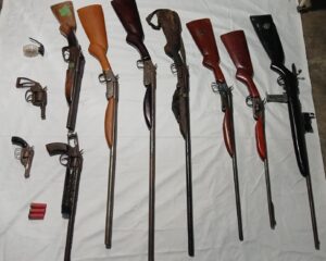 Detienen a un hombre con 10 armas de fuego en Imbabura