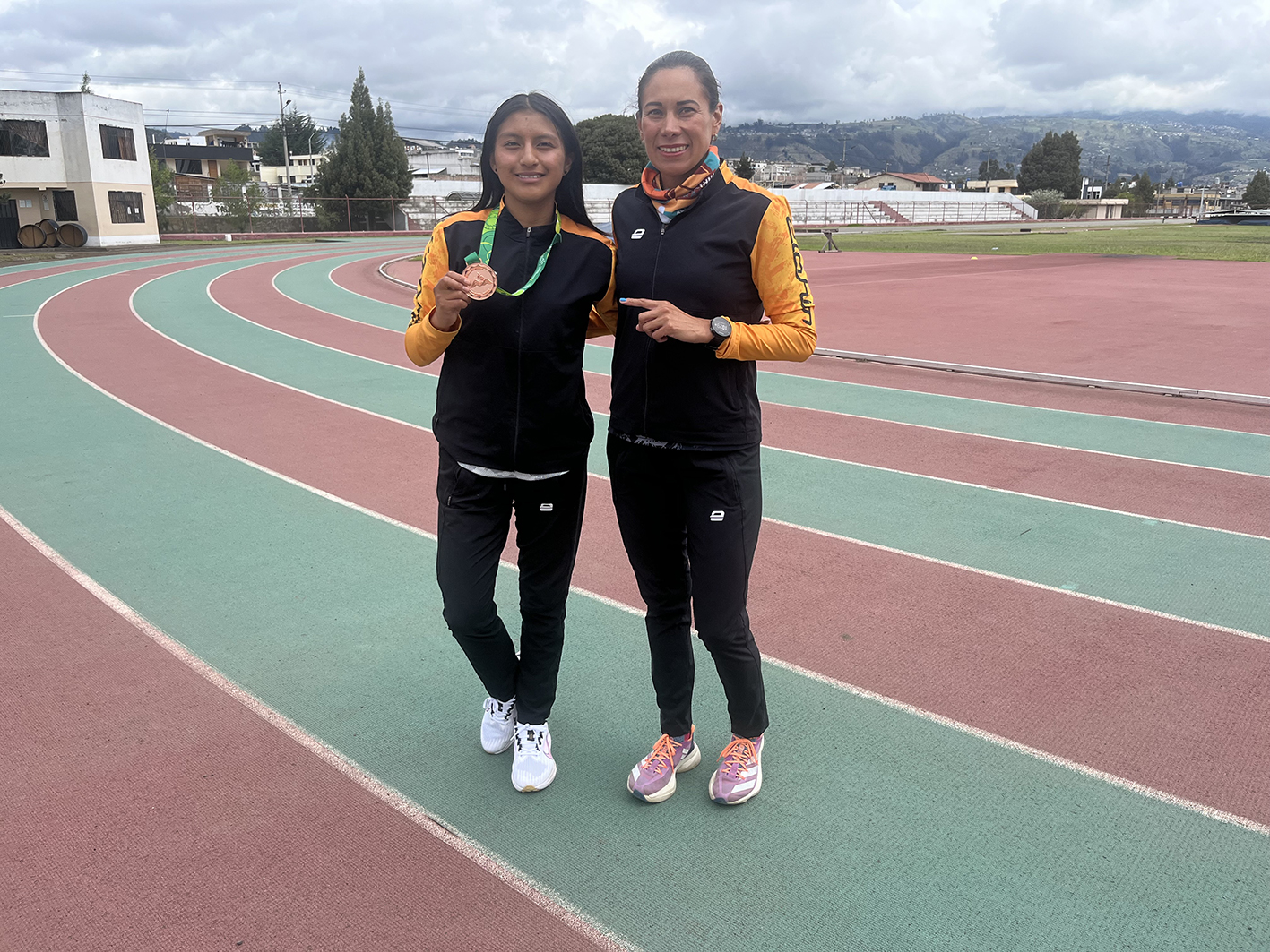  Alison Guamán junto a Silvia Paredes, quien es su entrenadora de atletismo. 