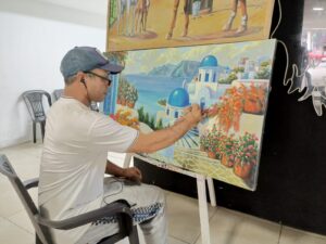 Pintores llenan de color y vida el pasillo del Centro Comercial