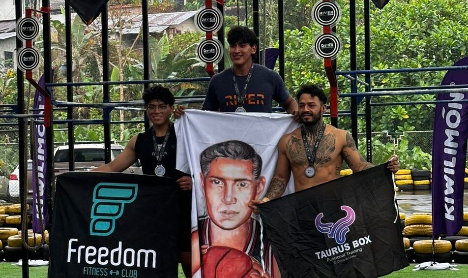 Pedro Toalombo (izquierda) fue parte del podio en la competencia de crossfit.