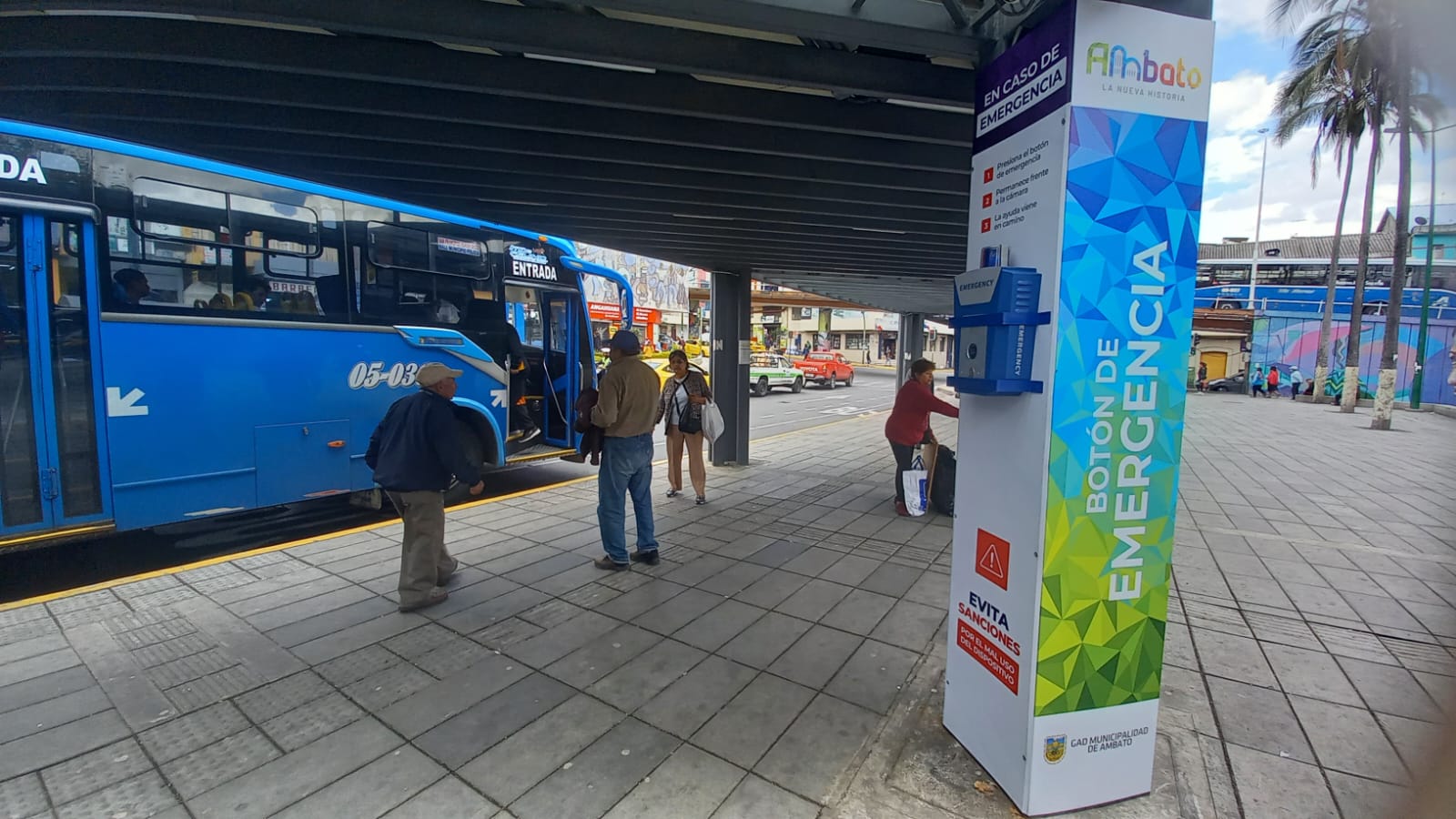 Los botones de emergencia se ubican en dos paradas de buses de la avenida 12 de Noviembre.