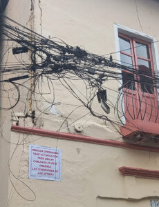 Acumulación de cables causa problemas en el centro de Ambato