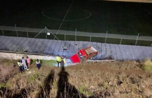 Una camioneta se accidenta y cae al estadio de Techo Propio en Ambato