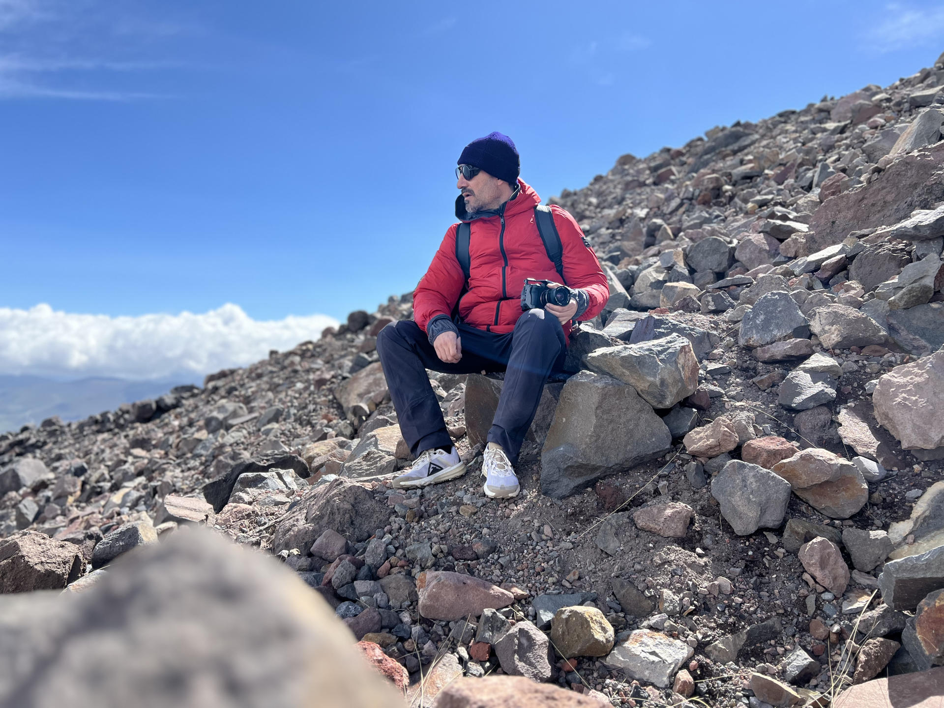 El español Solimán López en las faldas del volcán Chimborazo. (EFE/ Universidad Católica de Cuenca)