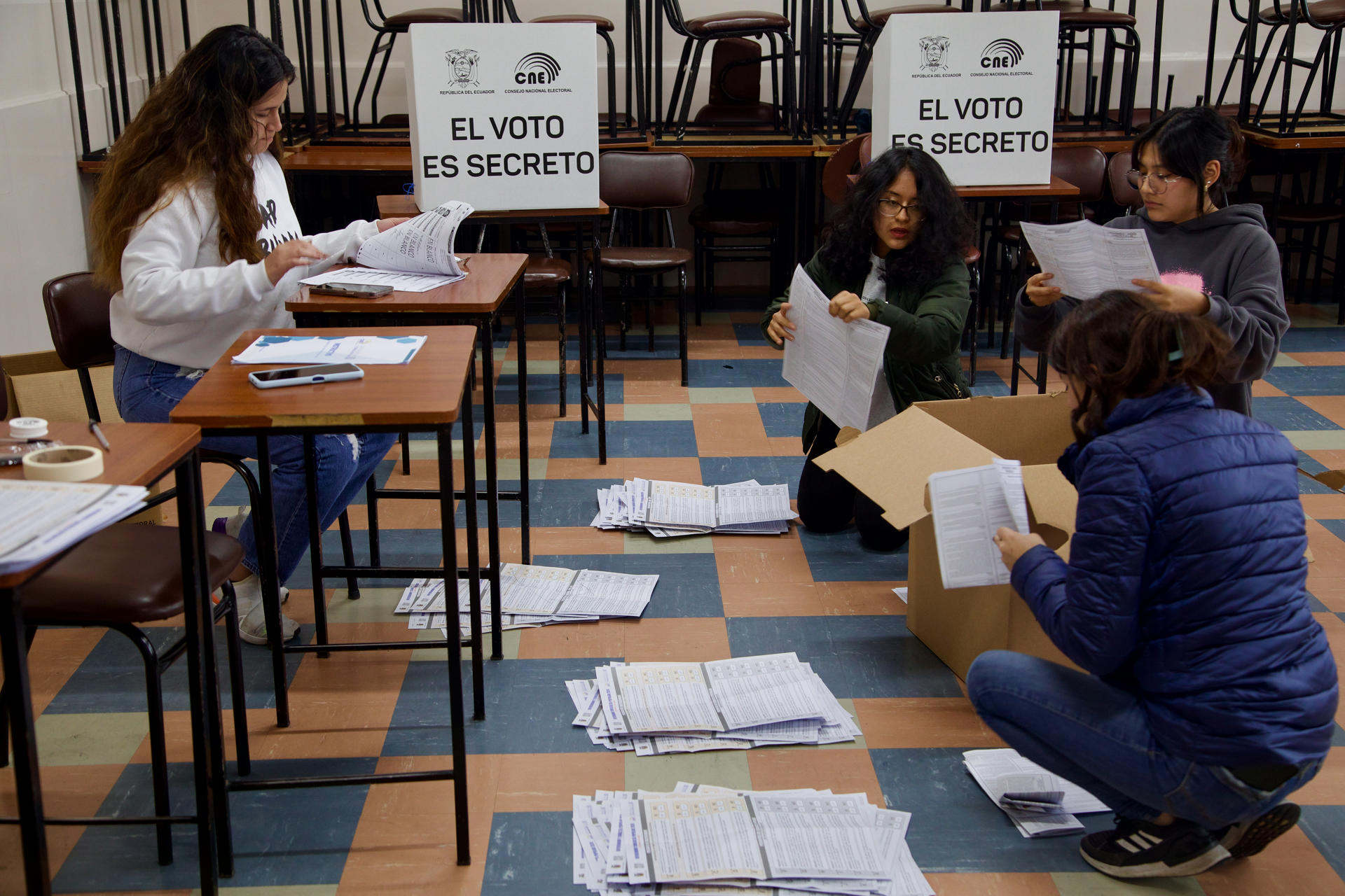 DEMOCRACIA. Labores de escrutinio y conteo de votos de la consulta popular y referéndum.