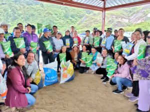 MAG proporciona kits de semillas de pastos en Gonzanamá y Calvas