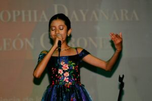Primer Concurso Inter-escolar “El alumno canta al maestro” en Loja
