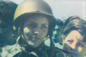 Una distinguida maestra  fue la primera paracaidista del Ecuador