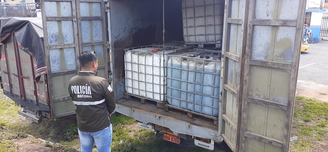 Los Policías decomisaron el camión, la cisterna y celulares de los tres detenidos por robo de combustible al norte de Ambato.