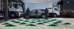En Imbabura decomisan 156 paquetes de droga ‘encaletados’ en un carro